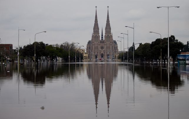 El agua cubría en Luján la zona centro y las cercanías de la Basílica.