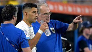 Luis Suárez no tendrá su regreso a Uruguay en el Mundial a pesar de su charla con Bielsa.