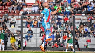 El arquero Alejandro Medina festeja el triunfo en el Grella.