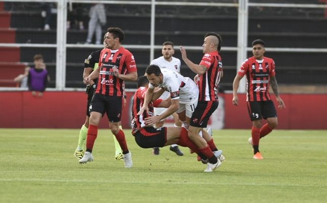 Maxi Rodríguez no puede pasar entre la férrea marca de la defensa de Patronato.