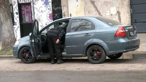 Robo millonario en una casa de la zona oeste de Rosario: amenazaron a un matrimonio y escaparon por los techos