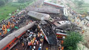 Un fallo humano habría provocado el letal choque de trenes en India