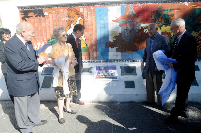 La Asociación Civil Plaza del Soldado durante la inauguración del pequeño mural.