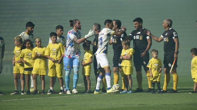 El saludo antes de empezar el juego en Mar del Plata. Central mostró buenos momentos y otros no tanto ante Aldosivi que lo obligan a considerarlos.