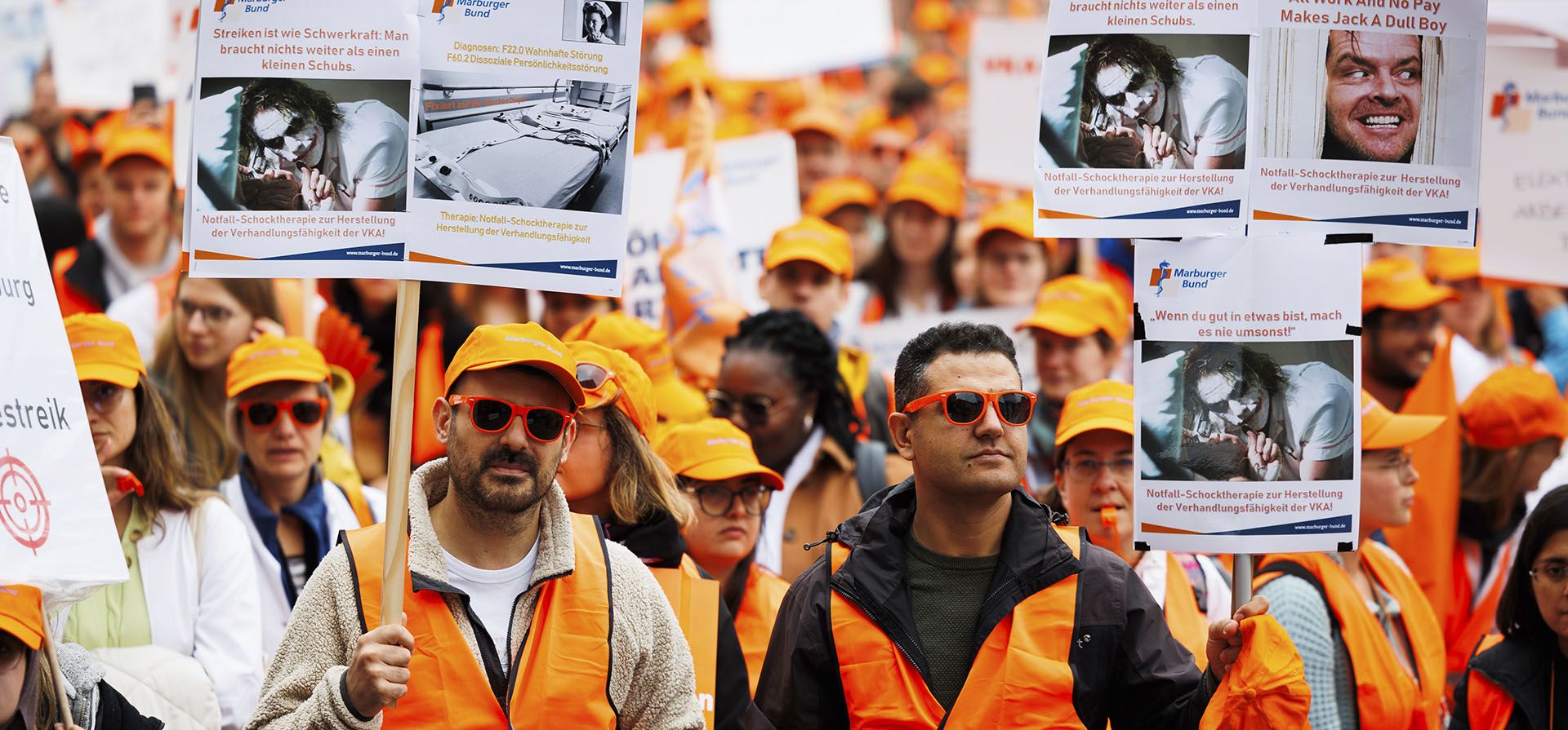 Médicos se manifiestan en el Römerberg para exigir salarios más altos y mejores condiciones laborales, en Frankfurt, Alemania, el lunes 16 de septiembre de 2024. El sindicato Marburger Bund había convocado a 60.000 médicos de hospitales municipales de toda Alemania a una huelga. (Lando Hass/dpa vía AP) Médicos se manifiestan en el Römerberg para exigir salarios más altos y mejores condiciones laborales, en Frankfurt, Alemania, el lunes 16 de septiembre de 2024. El sindicato Marburger Bund había convocado a 60.000 médicos de hospitales municipales de toda Alemania a una huelga. (Lando Hass/dpa vía AP)