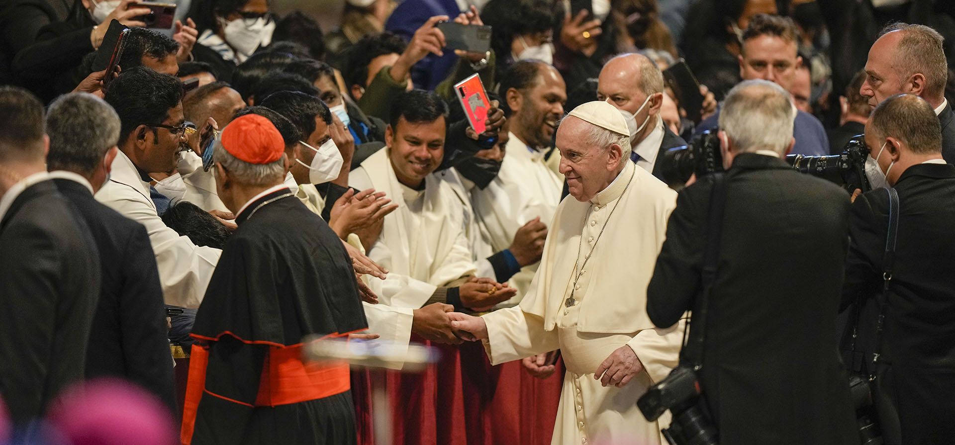El Papa Francisco llega a la Basílica de San Pedro en el Vaticano para una audiencia con peregrinos de Sri Lanka, el lunes 25 de abril de 2022.