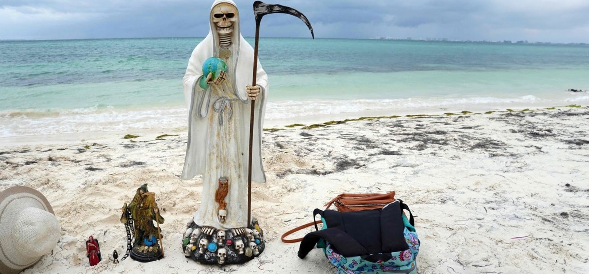 Imagen de la Santa Muerte durante una ceremonia de agradecimiento por los favores recibidos en la playa de Puerto Juárez en Cancún, estado de Quintana Roo, México. Foto: ELIZABETH RUIZ / AFP Imagen de la Santa Muerte durante una ceremonia de agradecimiento por los favores recibidos en la playa de Puerto Juárez en Cancún, estado de Quintana Roo, México. Foto: ELIZABETH RUIZ / AFP