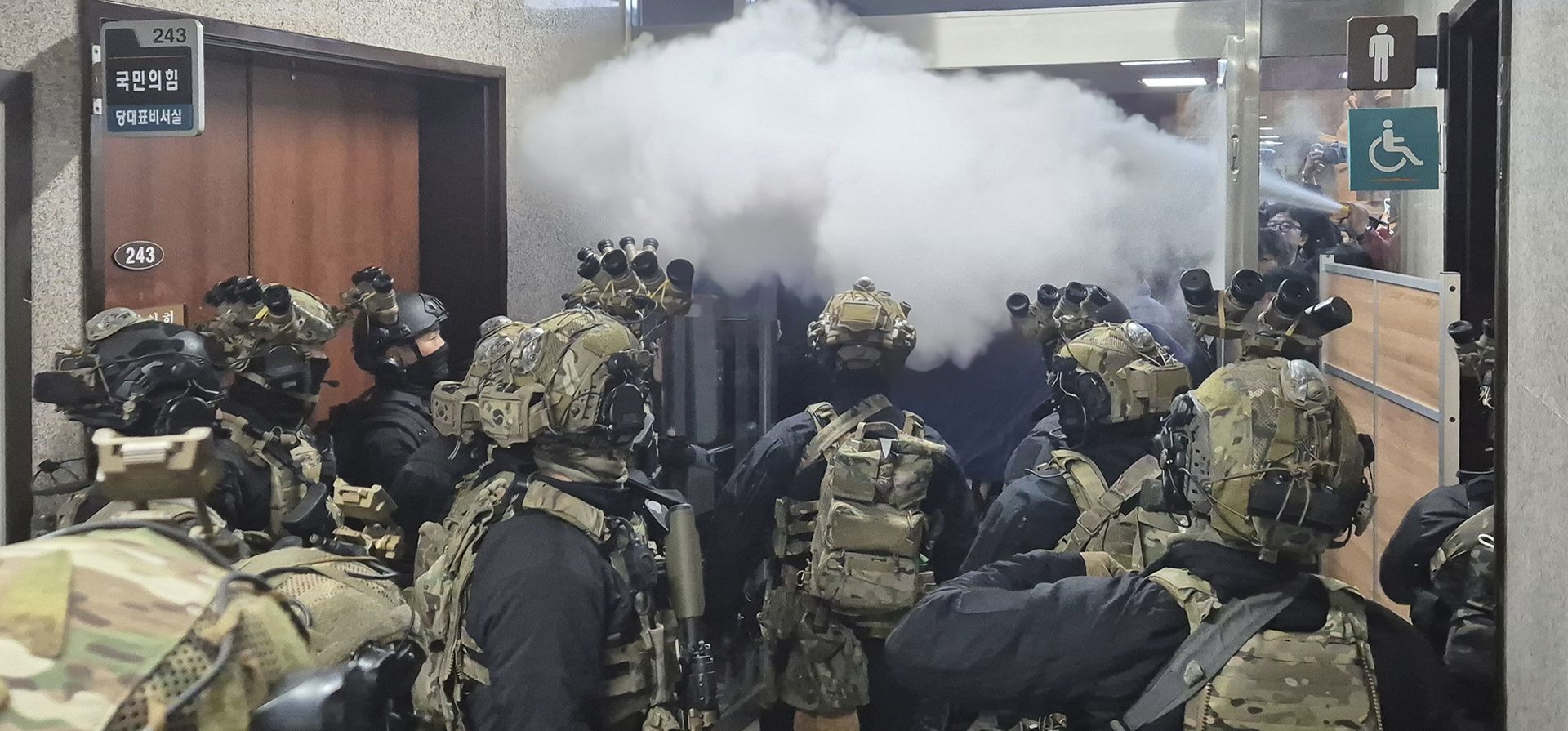 Trabajadores de la Asamblea Nacional rocían un extintor de incendios hacia los soldados. Fotografía: AP Trabajadores de la Asamblea Nacional rocían un extintor de incendios hacia los soldados. Fotografía: AP