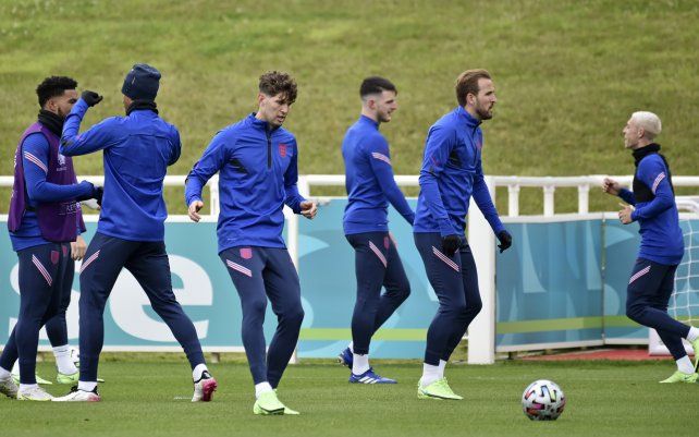 Los jugadores de Inglaterra calientan durante una sesión de entrenamiento en St George