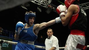 Agustín Canelito Travaglini lanza un zurdazo ante el platense Iván Tarraga. El rosarino ganó. Fue su gran victoria en la mítica Federación Argentina de Boxeo.