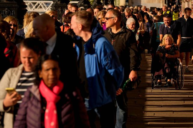Las filas en la tarde de Londres pasaron de durar 12 a 24 horas. Los británicos se despiden de su reina.