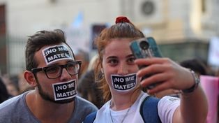 Grupos antiaborto salen a timbrear con Pañuelo Celeste