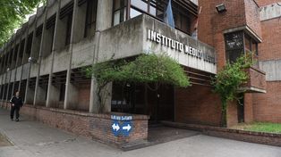 El cuerpo de la joven asesinada en barrio Godoy fue trasladado al instituto Médico Legal donde se realizó una autopsia.&nbsp;