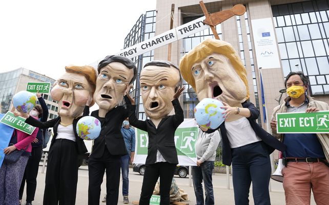 Activistas climáticos que representan a líderes de la UE
