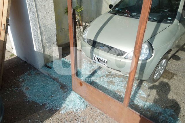 Rompieron las vidrieras de dos locales comerciales y atraparon a un delincuente