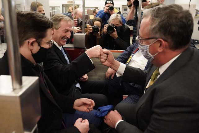 Los abogados defensores de Trump festejan el resultado de la votación.&nbsp;