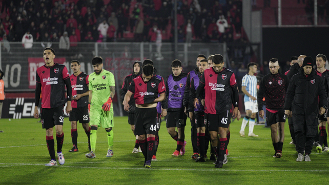 Los jugadores de Newells se retiran del Coloso tras caer 1 a 0 con Racing por la Liga Profesional 2024. Llegaban de perder con Central por 1 a 0.