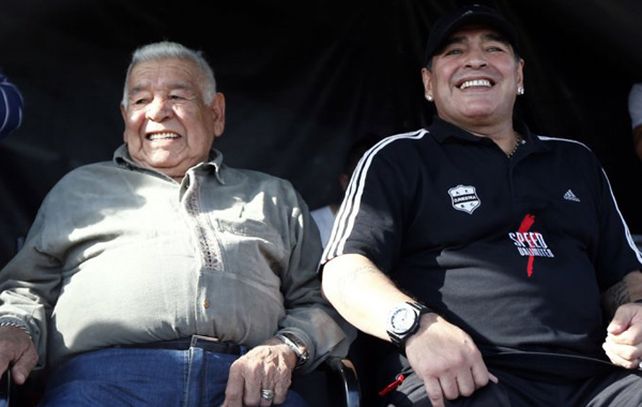 Don Diego y Diego. Maradona llegó esta noche desde Dubai para ver a su padre. (foto de archivo)
