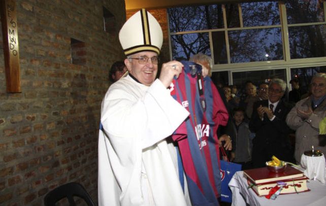 Azulgrana. Una foto de Jorge Bergoglio de mayo de 2011.
