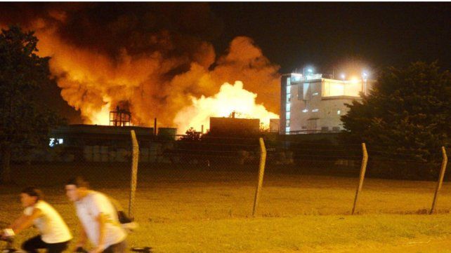 Buenos Aires: unas 25 dotaciones de bomberos combatieron un incendio en una fábrica 