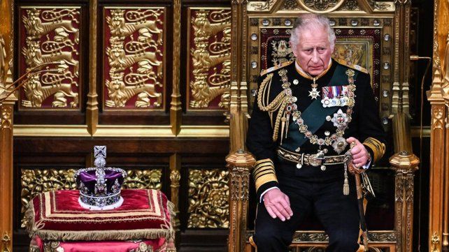 El rey Carlos de Inglaterra fue hospitalizado debido al tratamiento contra el cáncer