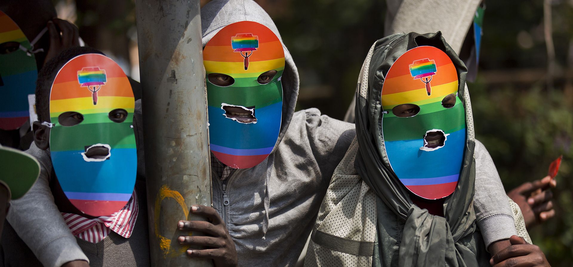 Miembros y simpatizantes de la comunidad LGTB de Kenia usan máscaras para preservar su anonimato mientras organizan una protesta en Nairobi, Kenia. La policía en Kenia está investigando la muerte del activista LGBT Edwin Chiloba, cuyo cuerpo fue encontrado este miércoles, 4 de enero de 2023, metido en una caja de metal en una carretera del condado de Uasin Gishu, en el oeste del país. (Foto AP/Ben Curtis, archivo)