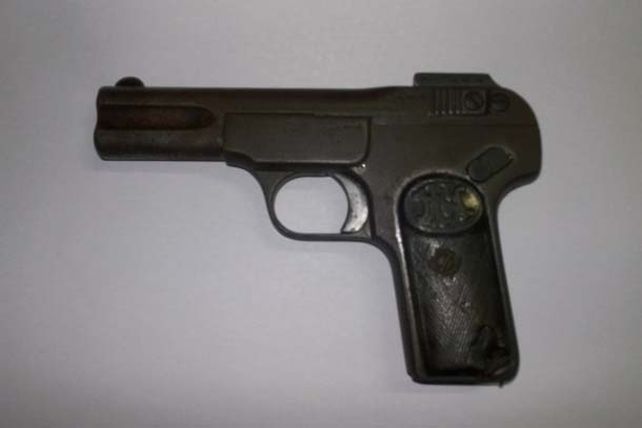 Detenidos y armas secuestradas durante un allanamiento en el barrio del Tránsito