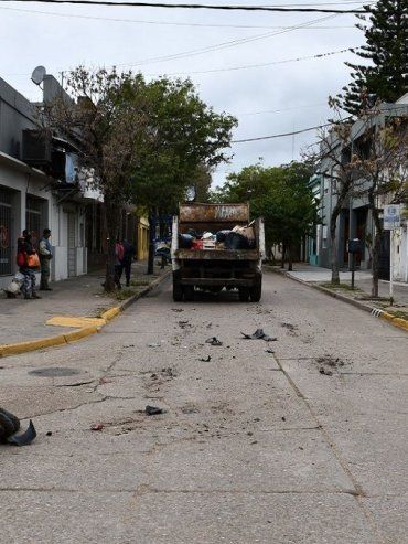 La Paz: un joven motociclista murió tras colisionar con un camión de residuos
