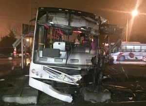 Dos muertos y 15 heridos al chocar un tren y un micro en Mariano Acosta