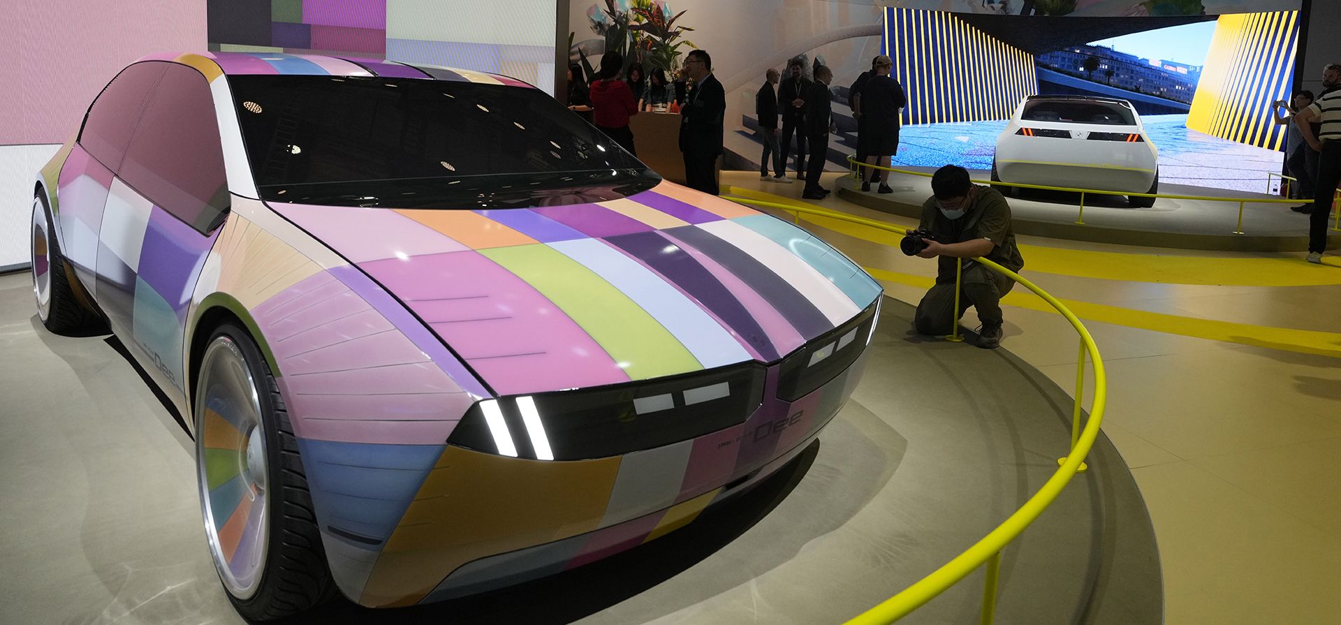 Automóvil conceptual Dee de BMW que puede cambiar su color a voluntad se exhibe durante la exhibición Auto Shanghai 2023 en Shanghái, el miércoles 19 de abril de 2023. Auto Shanghai 2023 refleja la intensa competencia en el mercado de vehículos eléctricos de rápido crecimiento de China después de que el gobierno invirtió miles de millones de dólares en la promoción de la tecnología.  (Foto AP/Ng Han Guan)