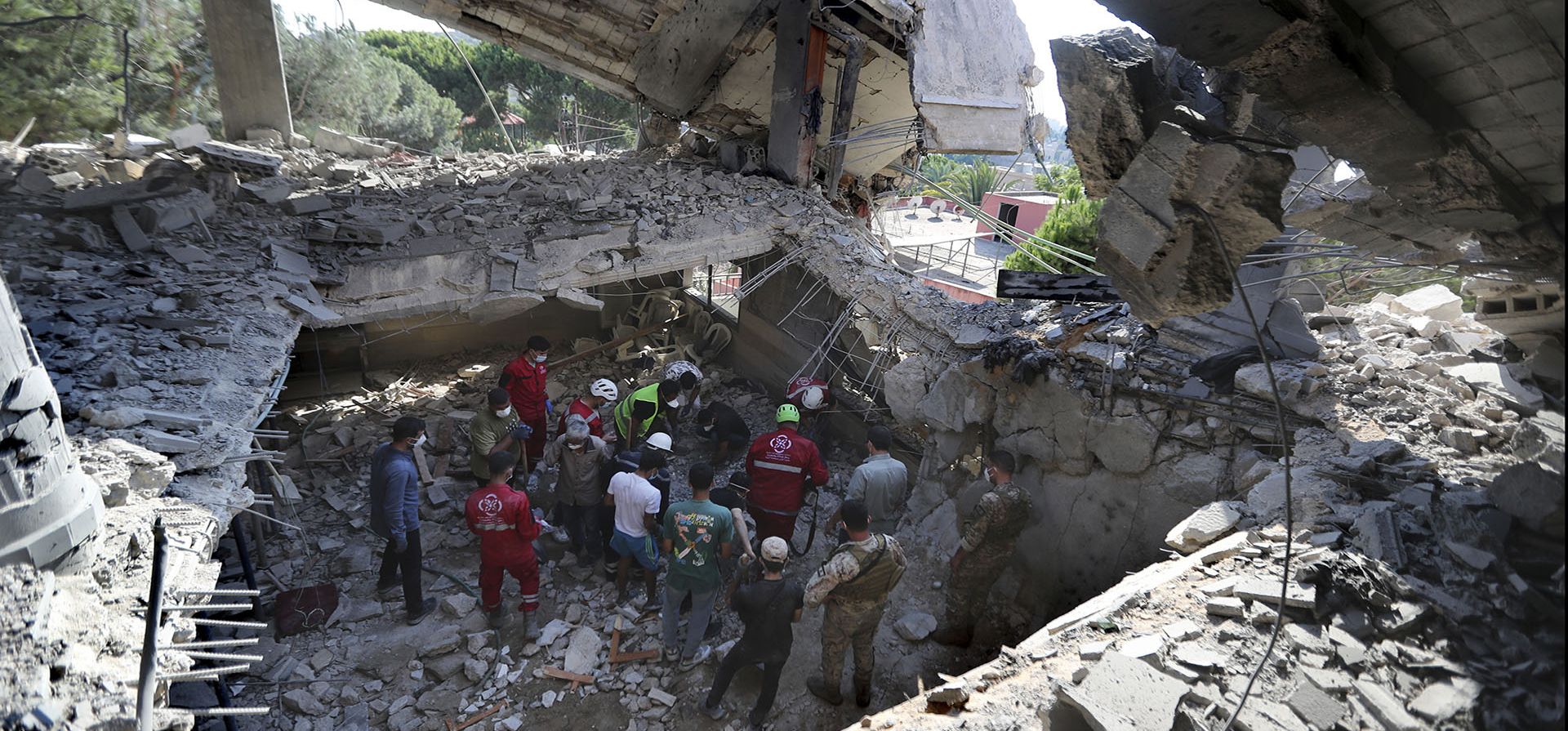 Los equipos de rescate buscan víctimas en un hotel convertido en refugio para desplazados tras un ataque aéreo israelí, en Wardaniyeh, en el sur del Líbano, el miércoles 9 de octubre de 2024. (Foto AP/Mohammed Zaatari) Los equipos de rescate buscan víctimas en un hotel convertido en refugio para desplazados tras un ataque aéreo israelí, en Wardaniyeh, en el sur del Líbano, el miércoles 9 de octubre de 2024. (Foto AP/Mohammed Zaatari)