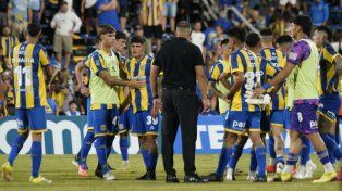 Almirón charla con sus jugadores una vez consumada la derrota ante Talleres. Central va por la recuperación.