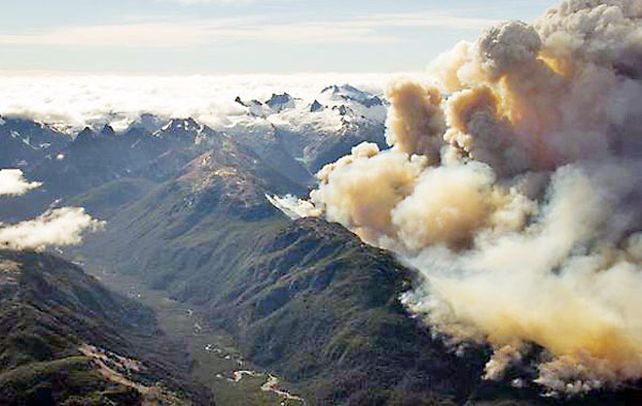 Gigante. Imagen tomada por una fotógrafa particular en la cordillera. No hay visibilidad sobre 30 mil hectáreas.