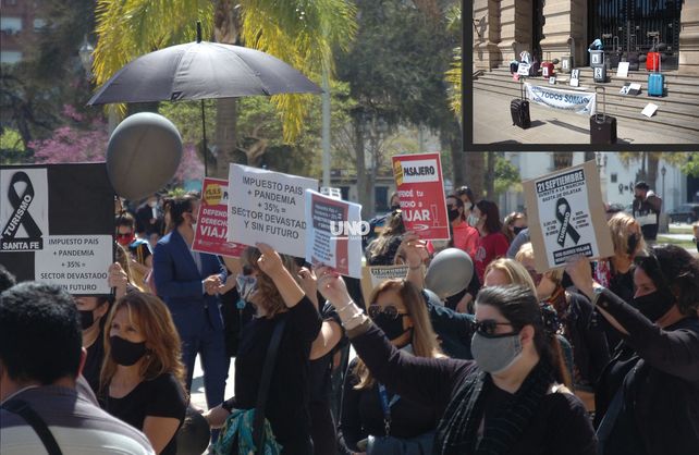 Con valijas frente a casa de gobierno