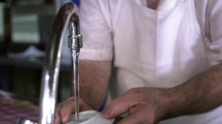 ­Los rosarinos consumen tres veces más agua que lo recomendado en el mundo