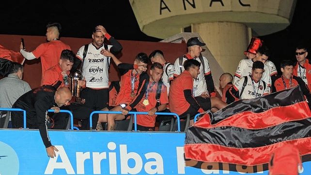 Patronato: el campeón fue recibido por sus hinchas en Paraná