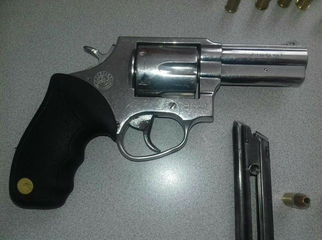 Detuvieron a un hombre con un revólver cargado de balas en su auto particular