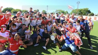 El plantel de Atlético Paraná llegó a la ciudad y festejó con su gente en el Pedro Mutio