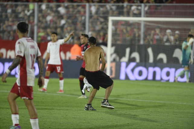 Qué castigo se aplicará a los hinchas de Newells que entraron al campo de juego en el partido
