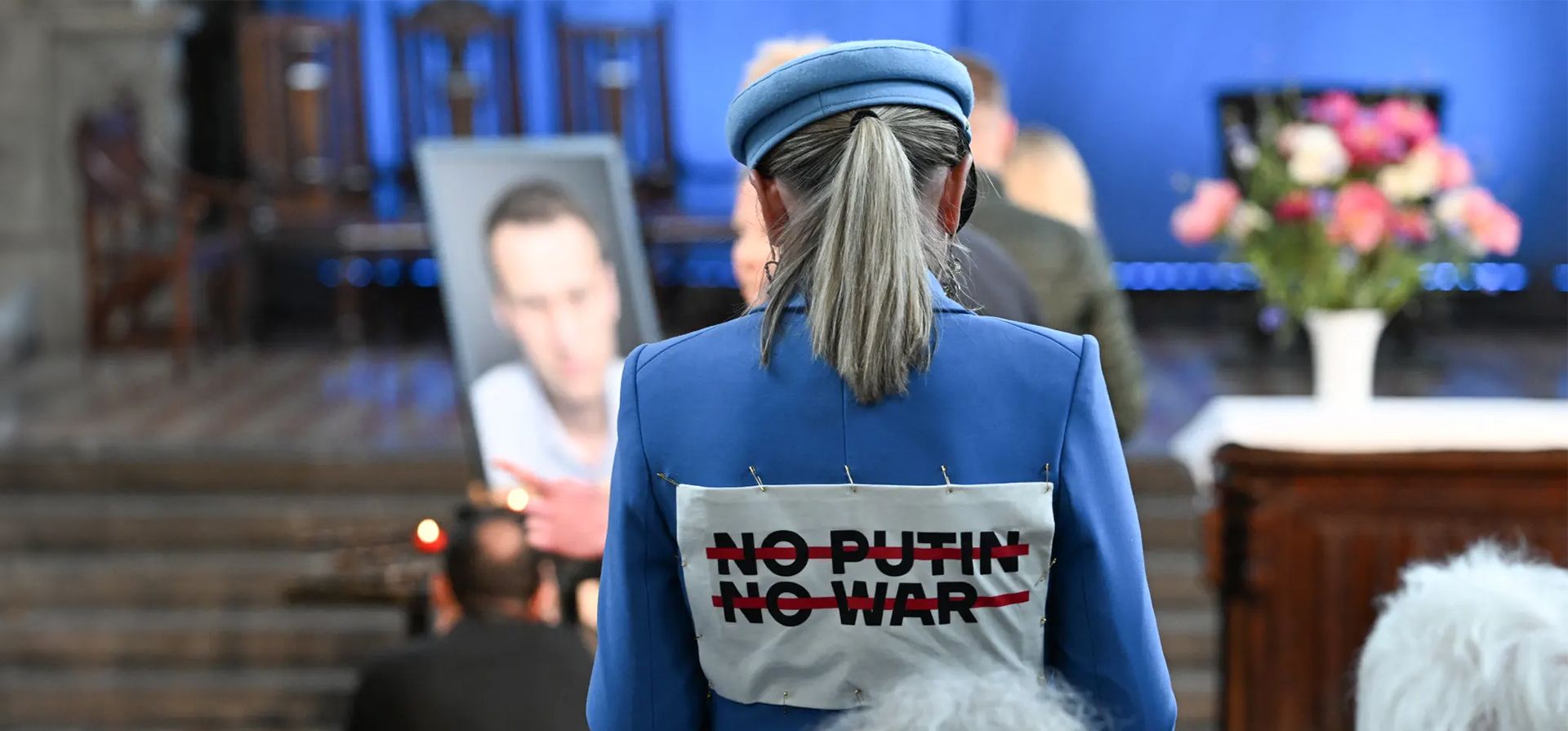 Una mujer asiste a un servicio conmemorativo en honor del difunto opositor ruso Alexei Navalny en la iglesia de Santa María, Berlín, Alemania. Fotografía: Ralf Hirschberger/AFP/Getty Images Una mujer asiste a un servicio conmemorativo en honor del difunto opositor ruso Alexei Navalny en la iglesia de Santa María, Berlín, Alemania. Fotografía: Ralf Hirschberger/AFP/Getty Images
