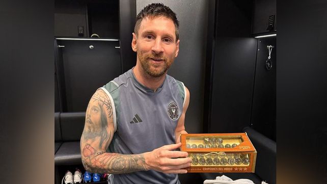 Messi mostrando el original regalo.