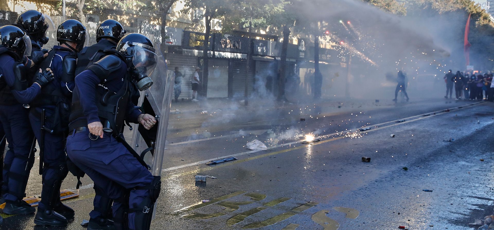 Agentes antidisturbios se protegen tras sus escudos mientras estallan fuegos artificiales cerca y un cañón de agua rocía a los manifestantes durante una protesta antigubernamental en Tirana, Albania, el martes 20 de octubre de 2026. (Foto AP/Boris Grdanoski) Agentes antidisturbios se protegen tras sus escudos mientras estallan fuegos artificiales cerca y un cañón de agua rocía a los manifestantes durante una protesta antigubernamental en Tirana, Albania, el martes 20 de octubre de 2026. (Foto AP/Boris Grdanoski)
