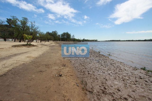 Barro en la costa. Se deberán realizar tareas de reacondicionamiento. Hay una tendencia a la baja del río.  Foto UNO/Juan Ignacio Pereira