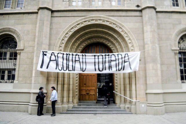 La facultad de calle Entre Ríos abrió sus puertas para dictar clases públicas.
