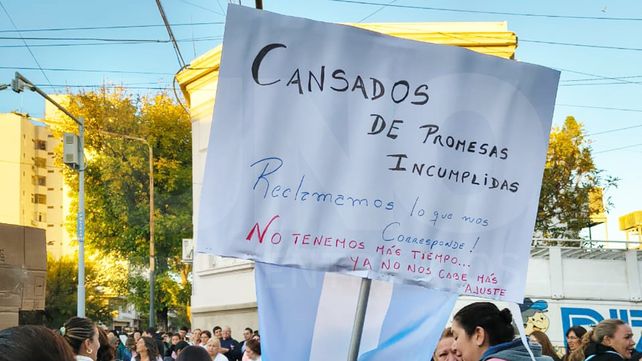 Trabajadores de salud de Paraná se movilizaron para reclamar recomposición salarial y condiciones laborales. Las notas elevadas al ministro de Salud.