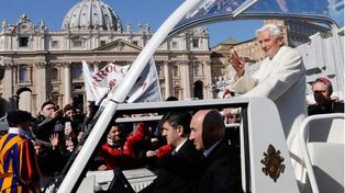 Emotiva despedida del papa Benedicto XVI en el Vaticano ante miles de fieles