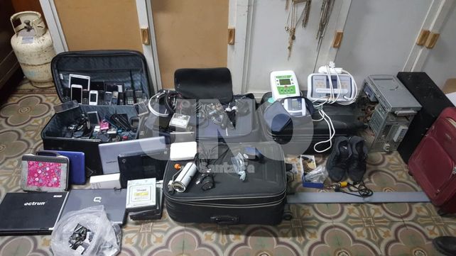 El botín. Lo hallado por los pesquisas en los allanamientos.&nbsp;