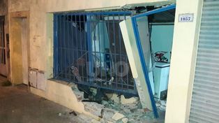 Cruzó el cantero, destrozó el frente de un comercio y se fugó
