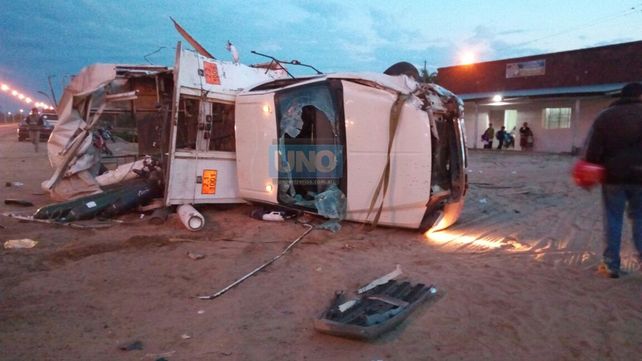 Choque frontal entre un camión y una camioneta en el acceso a Colonia Roca
