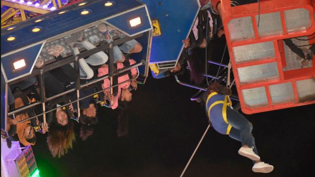 Rescatan a 36 personas suspendidas en el aire en un parque de diversiones